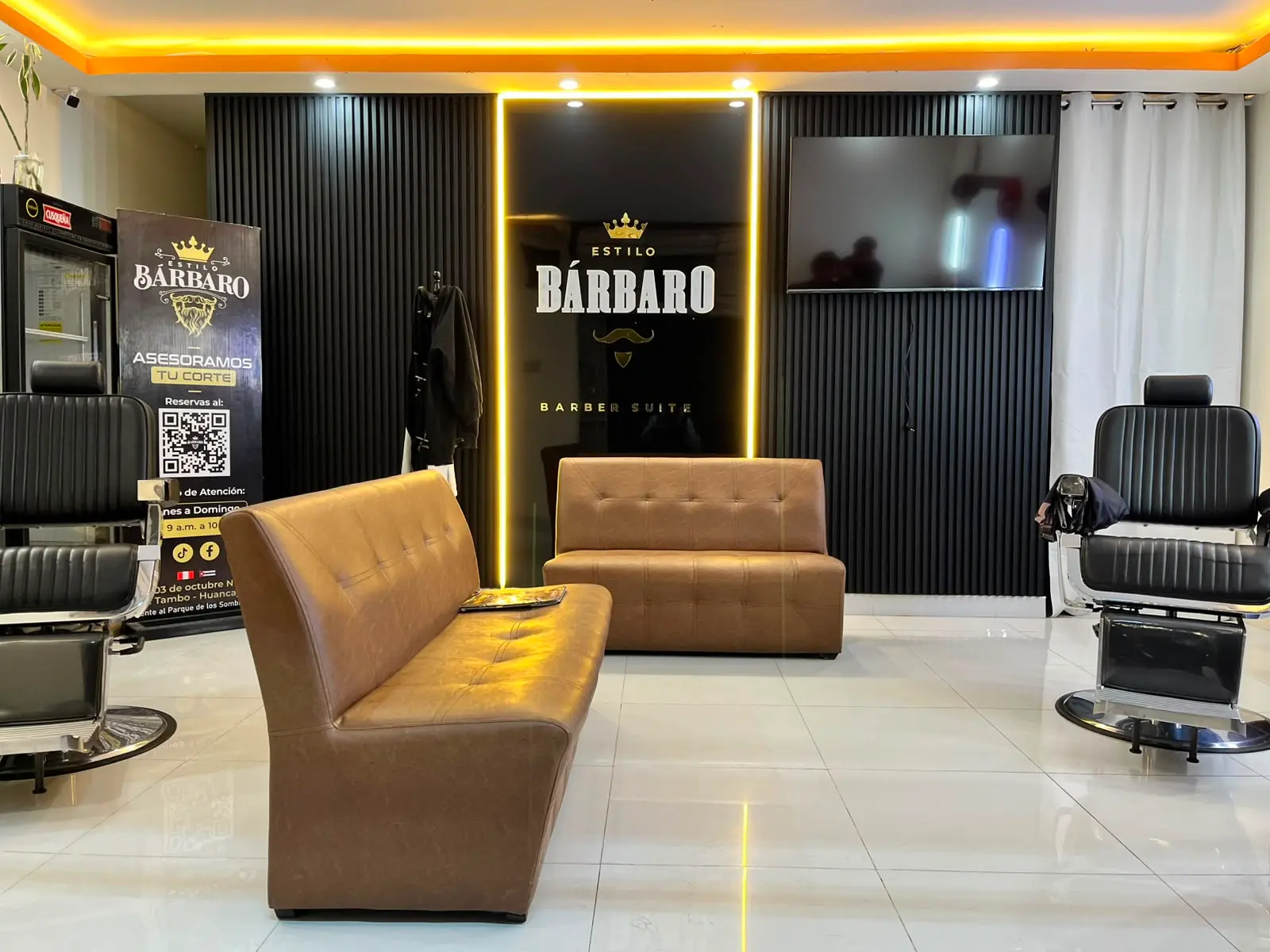 Interior de Estilo Bárbaro Barber Suite — Huancayo, Perú